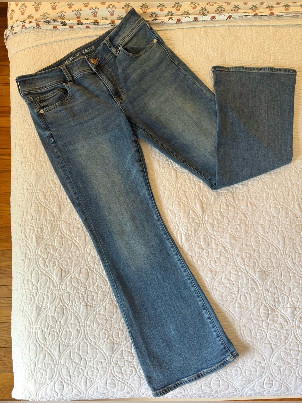 Women’s American Eagle High Rise Super Stretch Kick Boot Flare Medium Wash Jeans